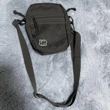 UNDEFEATED 블랙 숄더백