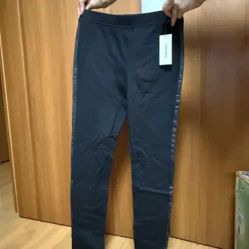 Calvin Klein 블랙 레깅스 사이드 광택