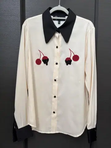 SRETSIS 체리 자수 블라우스