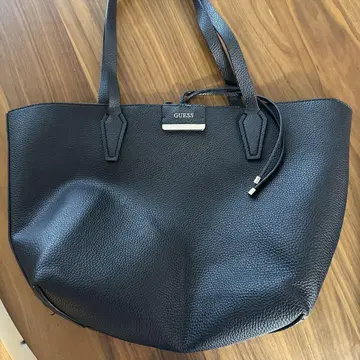 GUESS 블랙 가죽 토트백과 파우치 세트