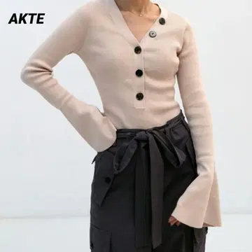 새상품급 AKTE 액테 헨리넥 니트 풀오버 베이지 긴팔 F