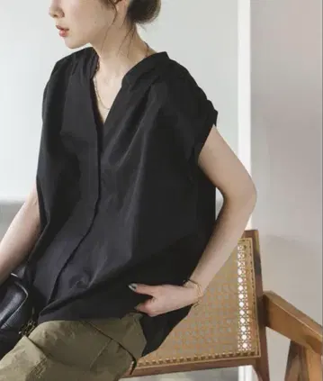 noble 노블 개더 슬리브리스 블라우스 2023 블랙