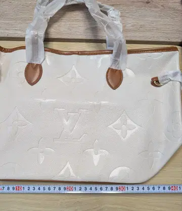 토트백 네버풀 엠보 로고 화이트 가죽 모노그램