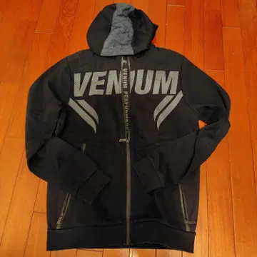 VENUM ONE 블랙 후드 부착 후드티