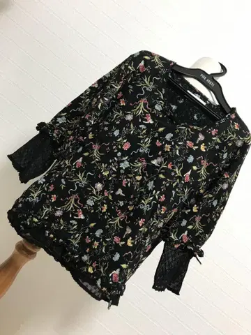 미사용에 가까운 카네코 이사오 꽃다발 레이스 리본 다수 T셔츠 블랙 계열