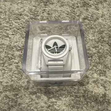 adidas 화이트 로고 시계