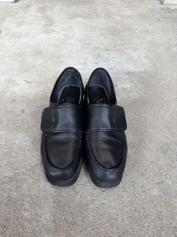 블랙 가죽 슬립온 로퍼