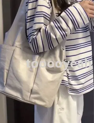Matin Kim 화이트 포켓 부착 숄더백