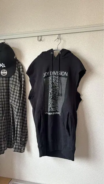 JOY DIVISION 슬리브리스 후드티 블랙