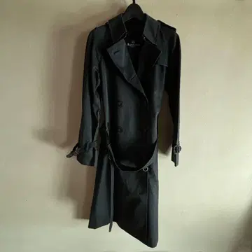 아쿠아 스큐텀의 고급 트렌치코트