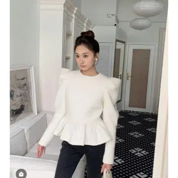 벌스데이 바쉬 퍼프 숄더 프릴 상의 아이보리