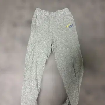KAWS x UNIQLO 콜라보 스웨트 팬츠 그레이