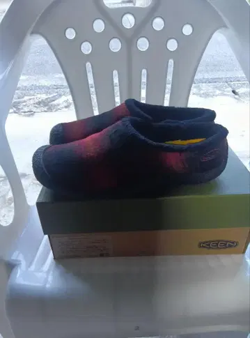 KEEN 슬립온 빨간색과 블랙 그라데이션