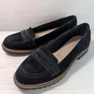 Clarks 블랙 스웨이드 로퍼