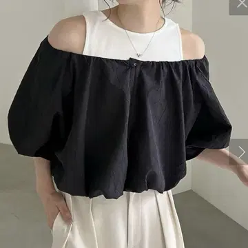 오프숄더 블라우스
