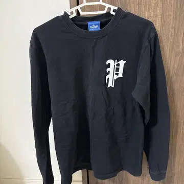 블랙 긴팔 T셔츠 P 로고