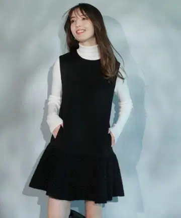 슬리브리스 블랙 무릎 기장 원피스
