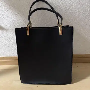 블랙 스퀘어형 핸드백