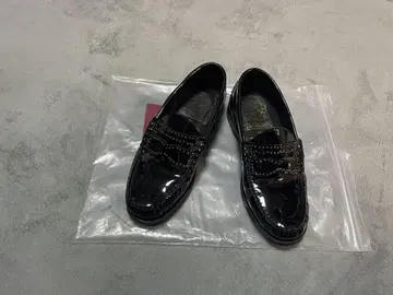 카미난도 에나멜 스터드 블랙 로퍼