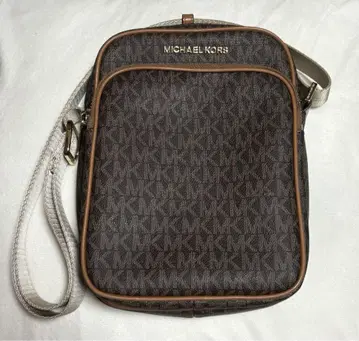 MICHAEL KORS MK 로고 숄더백 브라운