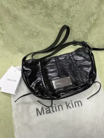 Matin Kim 블랙 가죽 숄더백