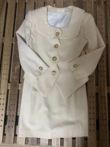 화이트 버튼 울 소재 수트