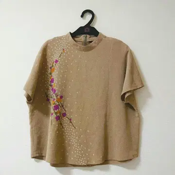 시선당 황토색 반팔 꽃무늬 상의 고급