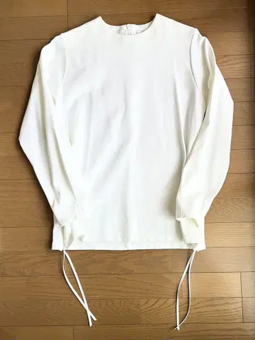 HYKE 사이드 지퍼 롱 슬리브 티셔츠