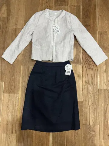 새상품 베이지 자켓과 네이비 스커트 세트