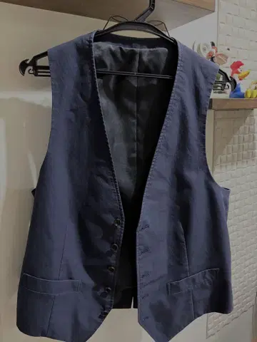 네이비 버튼 부착 베스트