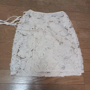 화이트 꽃무늬 레이스 랩 스커트