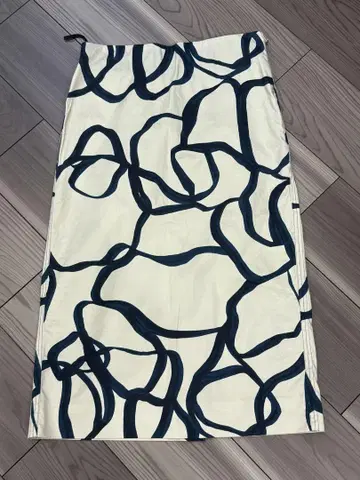 COS 페인트 패턴 타이트 스커트