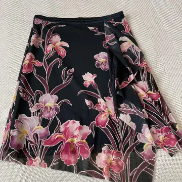 비비안 탐 꽃무늬 플레어 스커트 무릎 기장 블랙