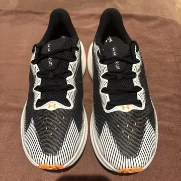 [ 새상품 ] Under Armour 러닝화 블랙/화이트 28cm