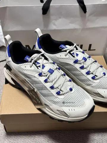 가격 인하 가능. MERRELL GORE-TEX 스니커즈 미사용 새상품