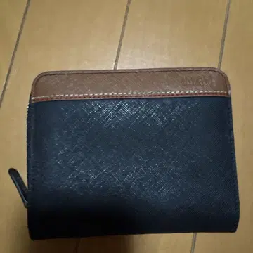 이단 접이식 지갑 블랙과 브라운