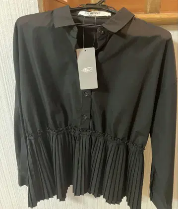 블랙 플리츠 버튼업 셔츠
