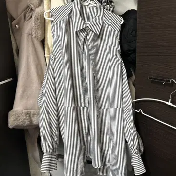 스트라이프 긴팔 셔츠 chico 어깨 트임
