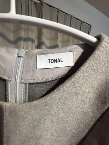 TONAL 그레이 스커트 셋업
