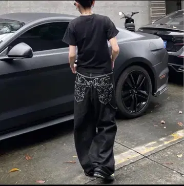 자수 장식 블랙 와이드 팬츠