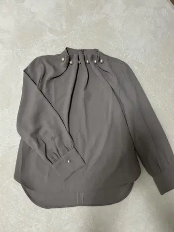 TONAL 토널 조젯 펄 하이넥 블라우스 (그레이)