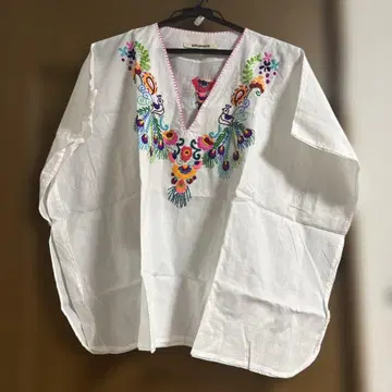 Loft bamboo 태국 자수 화이트 V넥 상의