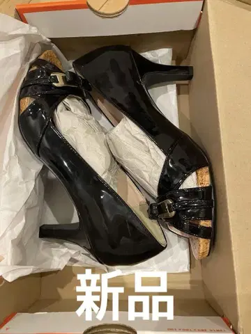 [가격 인하 가능] vanitybeauty 블랙 오픈토 펌프스