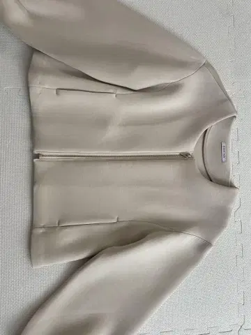 COHINA 본딩 노카라 자켓 베이지
