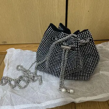 비즈 장식의 블랙 버킷백