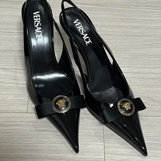 베르사체 지아니 리본 페이턴트 펌프스