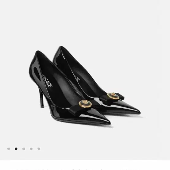 베르사체 지아니 리본 페이턴트 펌프스