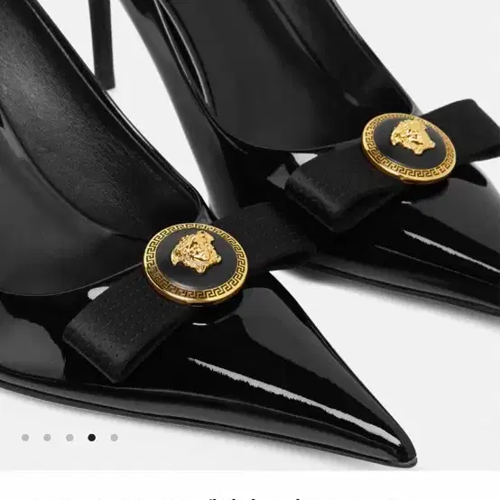 베르사체 지아니 리본 페이턴트 펌프스