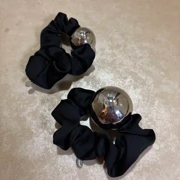 CHGNON 블랙 새틴 머리끈 메탈릭 볼 2개 세트