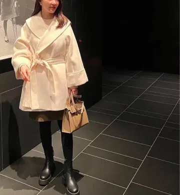 오노 마리코 씨 착용 Nostalgia 화이트 랩 코트 벨트 포함